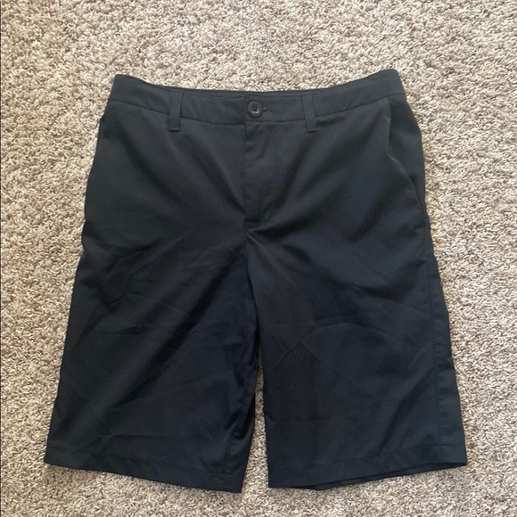 Under Armour Golf Shorts in Black size boys/teens 16 - Picture 1 of 3